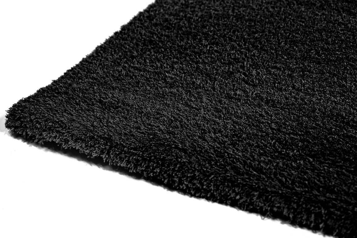 Zwart hoogpolig vloerkleed Zwarte hoogpolige karpet - en